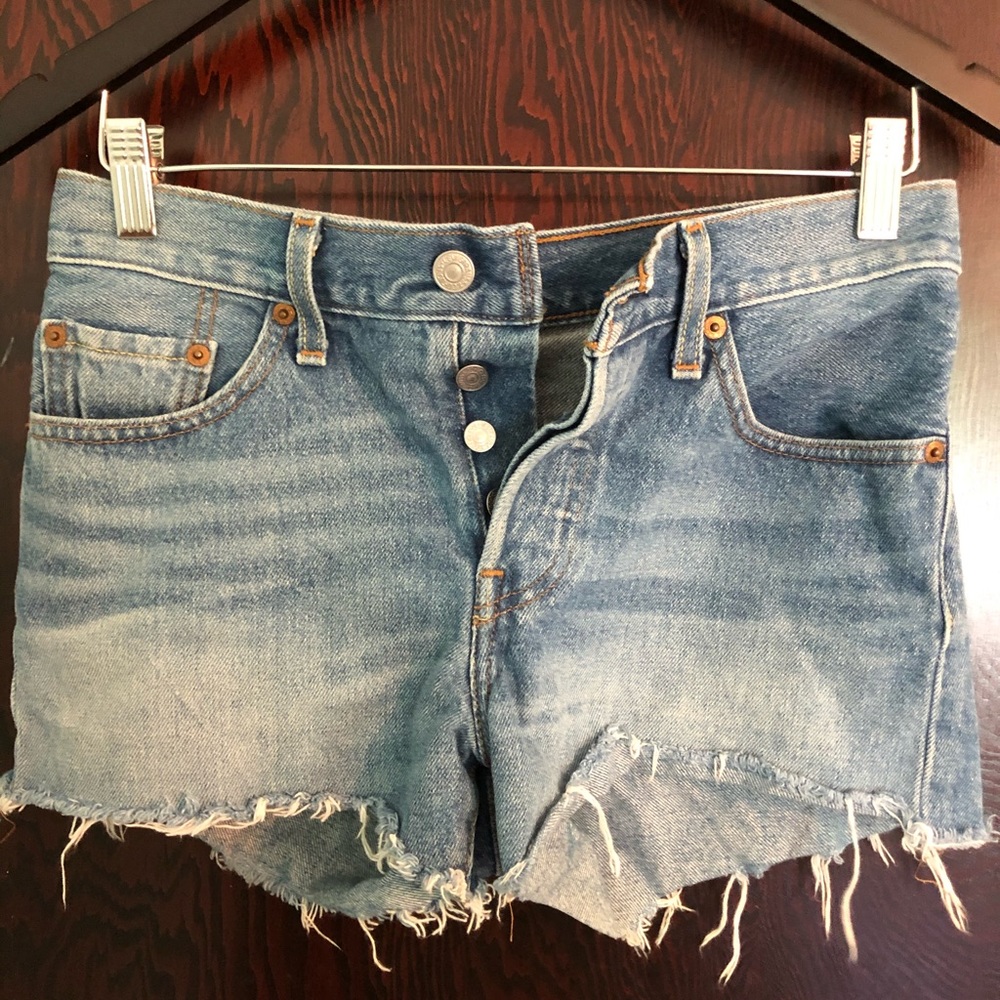 levis 501 cut off denim shorts